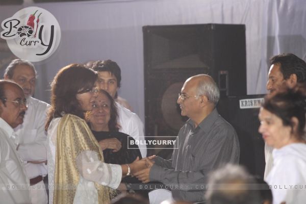 Zeenat Aman pays respect at Dev Anand's prayer meet