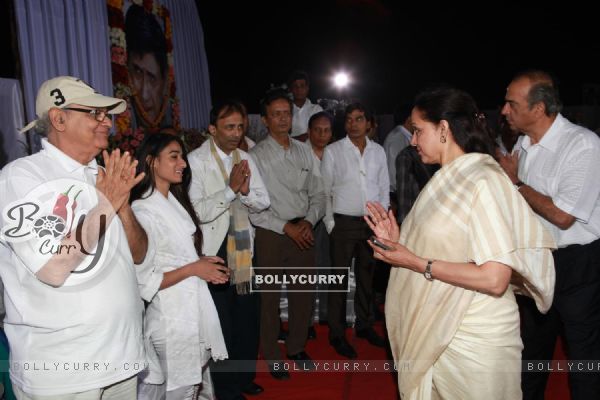 Hema Malini pays respect at Dev Anand's prayer meet
