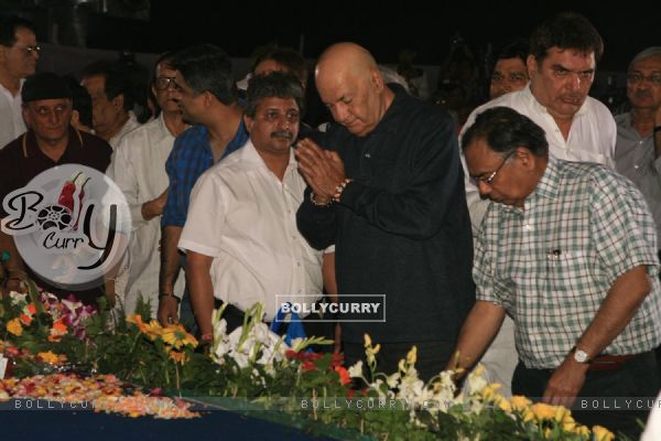 Prem Chopra and Raza Murad pays respect at Dev Anand's prayer meet
