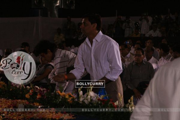 Madhur Bhandarkar pays respect at Dev Anand's prayer meet