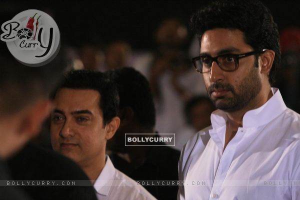Abhishek Bachchan and Aamir Khan pays respect at Dev Anand's prayer meet
