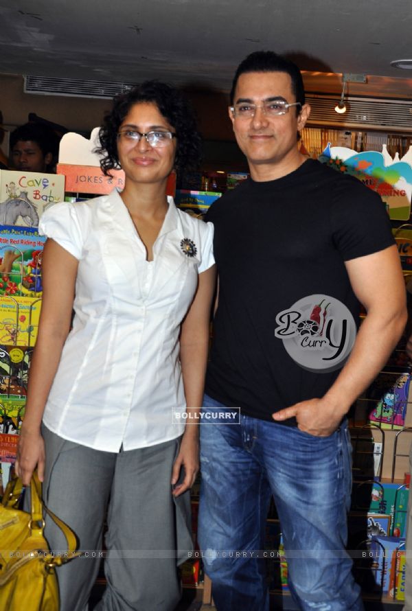 Aamir Khan with wife Kiran Rao launches DVD of their film DHOBI GHAT at the Crossword store in Mumbai (176042)