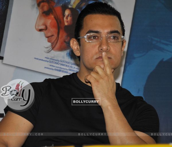 Aamir Khan launches DVD of their film DHOBI GHAT at the Crossword store in Mumbai (176046)