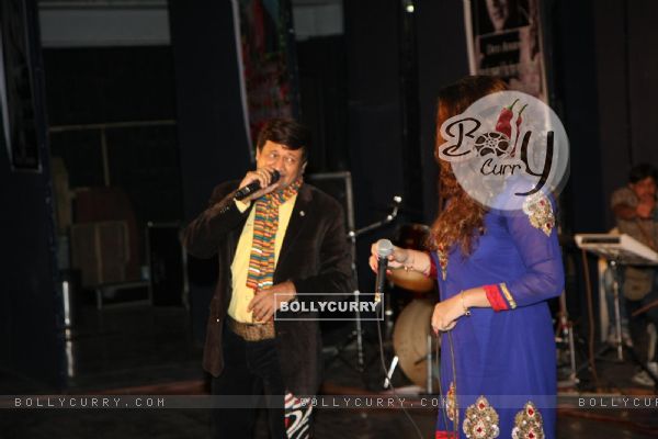 Celebs given Tribute to Dev Anand by 23 Ladies Musician