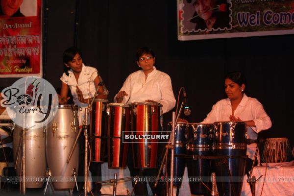 Tribute to Dev Anand by 23 Ladies Musician