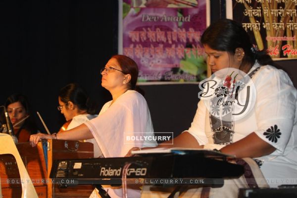 Tribute to Dev Anand by 23 Ladies Musician