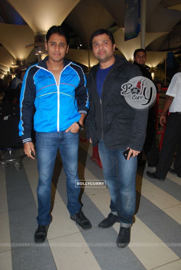 Himesh Reshammiya snapped at Airport returns from their vacation
