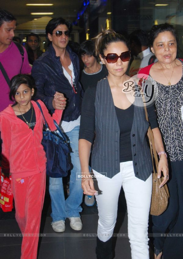 Shah Rukh Khan with wife Gauri and Kids snapped at Airport returns from their vacation