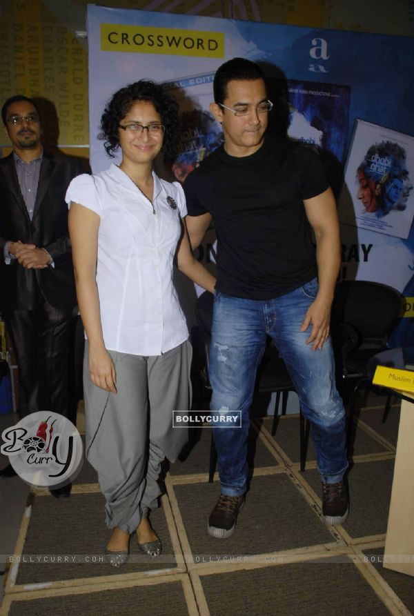 Aamir Khan and Kiran Rao at Dhobi Ghat DVD launch at Crossword, Kemps Corner