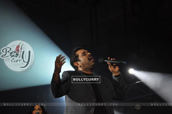 Shankar Mahadevan performing live King in Concert organized by Nagrik Shikshan Sanstha in Mumbai