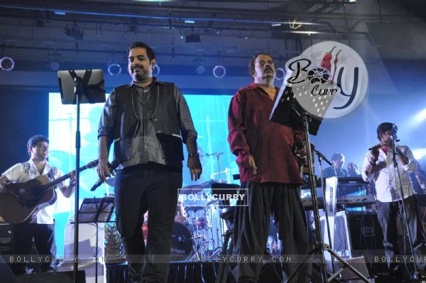 Shankar Mahadevan and Hariharan performing live King in Concert organized by Nagrik Shikshan Sanst