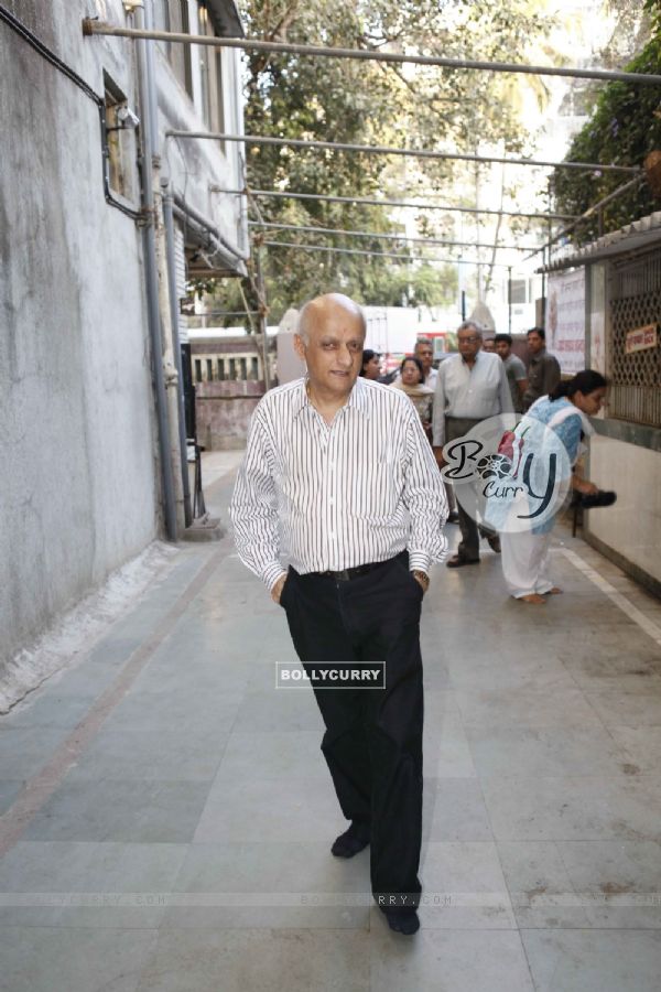 Mukesh Bhatt pays last tribute to veteran producer-distributor Darshan Sabharwal
