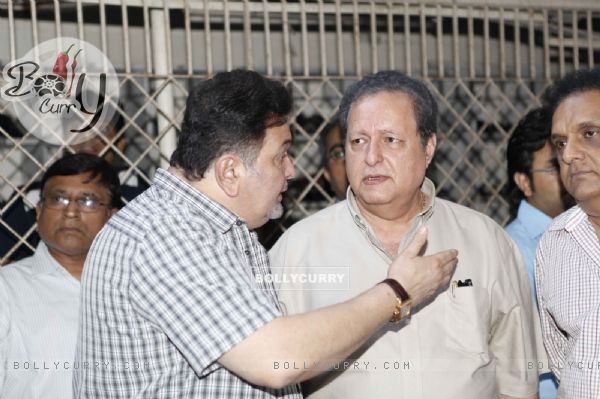 Rishi Kapoor pays last tribute to veteran producer-distributor Darshan Sabharwal
