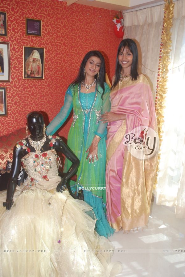 Nethra and Smita Bansal launch Jinal Kenia's wedding shop YUME at Juhu