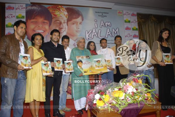 Shabana, Javed Akhtar and Gulshan pose during the DVD launch for Hindi film "I am Kalam" in Mumbai (178777)