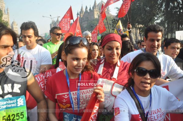 Shazahn Padamsee and Shabana Azmi attends Standard Chartered Mumbai Marathon 2012 in Mumbai