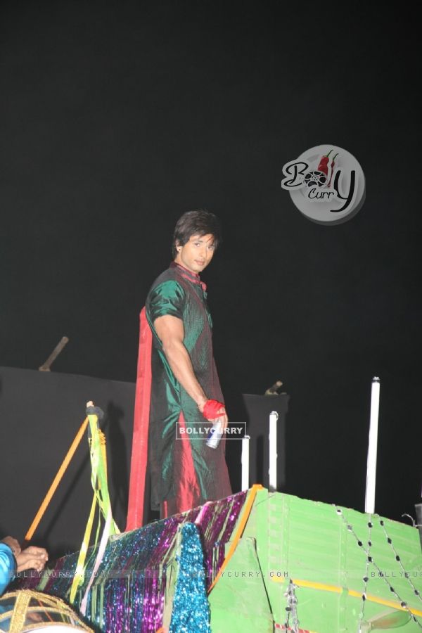 Shahid's dance act on truck at 18th Annual Colors Screen Awards at MMRDA Grounds in Mumbai