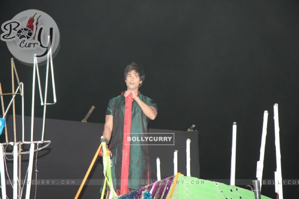 Shahid's dance act on truck at 18th Annual Colors Screen Awards at MMRDA Grounds in Mumbai