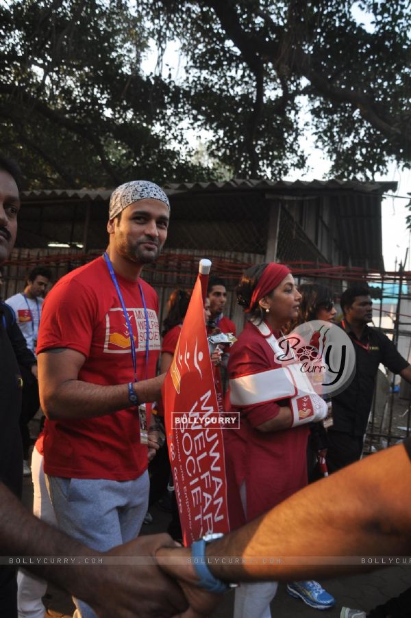 Rohit Roy at Standard Chartered Mumbai Marathon 2012 in Mumbai