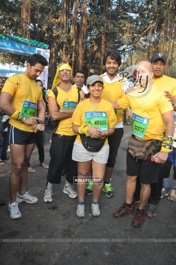 Munisha Khatwani, Abhinav Shukla at Standard Chartered Mumbai Marathon 2012 in Mumbai