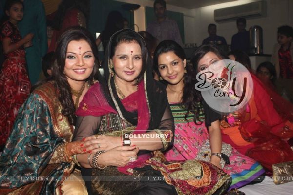 Deepshikha with Poonam Dhillon, Delnaaz Paul in her Mata Ki Chowki at Blue Waters