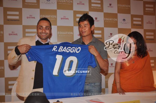 Baichung Bhutia and Rahul Bose at sports memorabilia auction, Trident