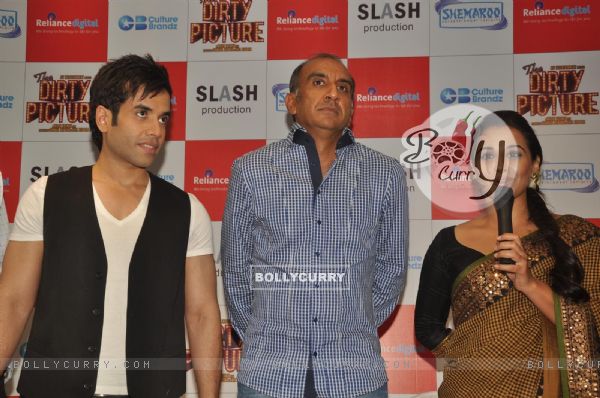 Vidya Balan and Tusshar Kapoor at The Dirty Picture DVD launch at Reliance Digital (181376)