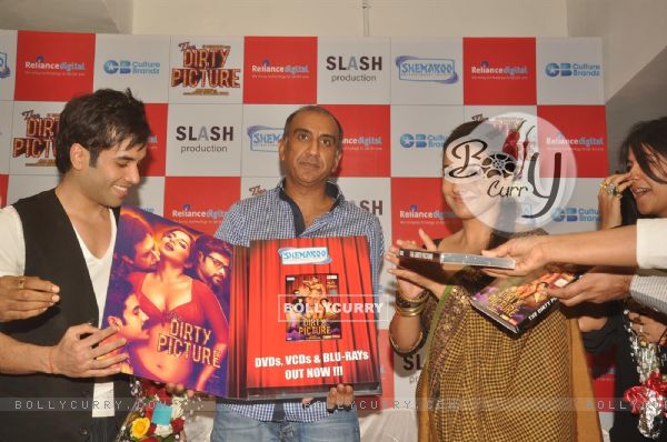 Vidya Balan and Tusshar Kapoor at The Dirty Picture DVD launch at Reliance Digital (181381)