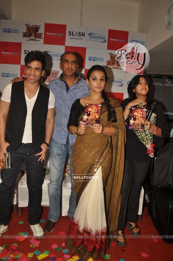 Vidya, Tusshar and Ekta Kapoor at The Dirty Picture DVD launch at Reliance Digital (181383)