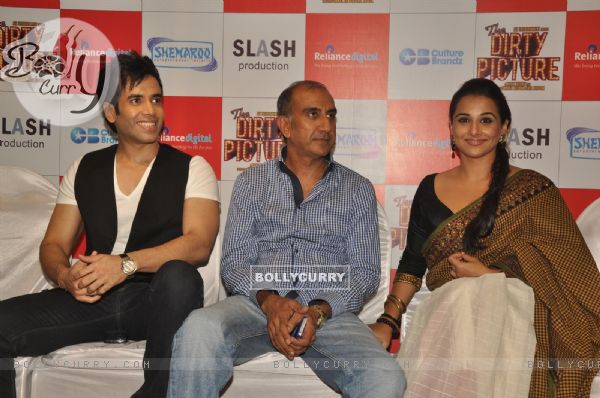 Vidya Balan and Tusshar Kapoor at The Dirty Picture DVD launch at Reliance Digital (181386)