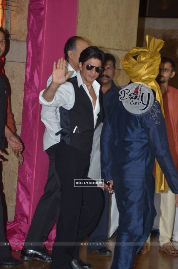 Shah Rukh Khan grace Ritesh Deshmukh & Genelia Dsouza wedding bash