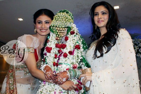 Mouni Roy and Aamna Shariff as bride's mate at Aamir-Sanjeeda's wedding