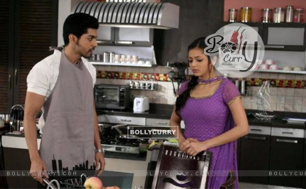 Drashti Dhami as Geet & Gurmeet Choudhary as Maan in Geet Hui Sabse Parayi kitchen scene