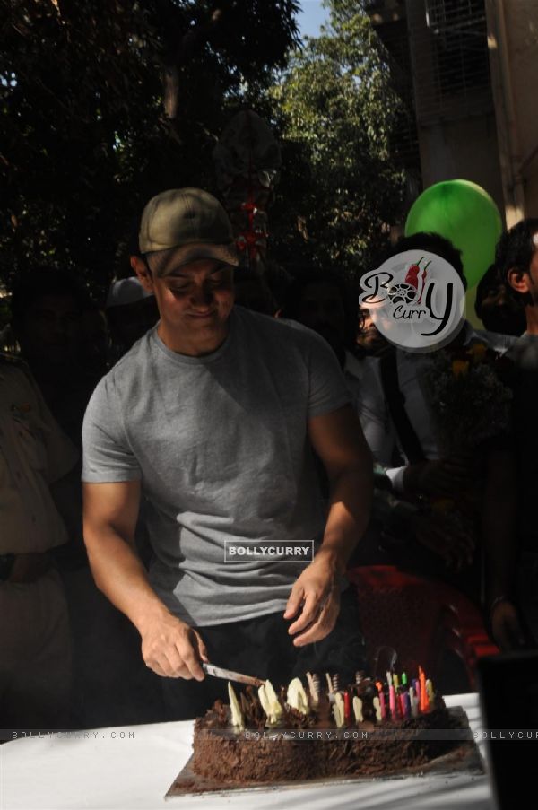 Aamir Khan cuts the cake on his 47th Birthday