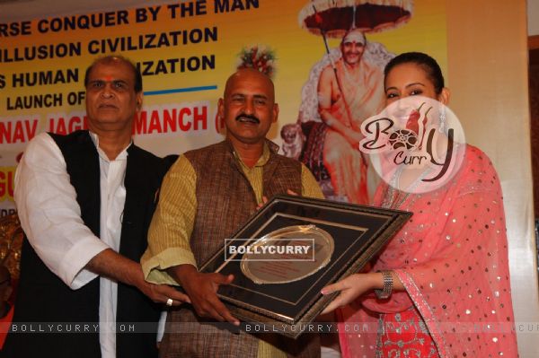 Zeenat Aman and Priti Jhangiani with Jagat Guru Shankaracharya at the launch of film & Vishwa Manav Jagran Manch a NGO in Mumbai