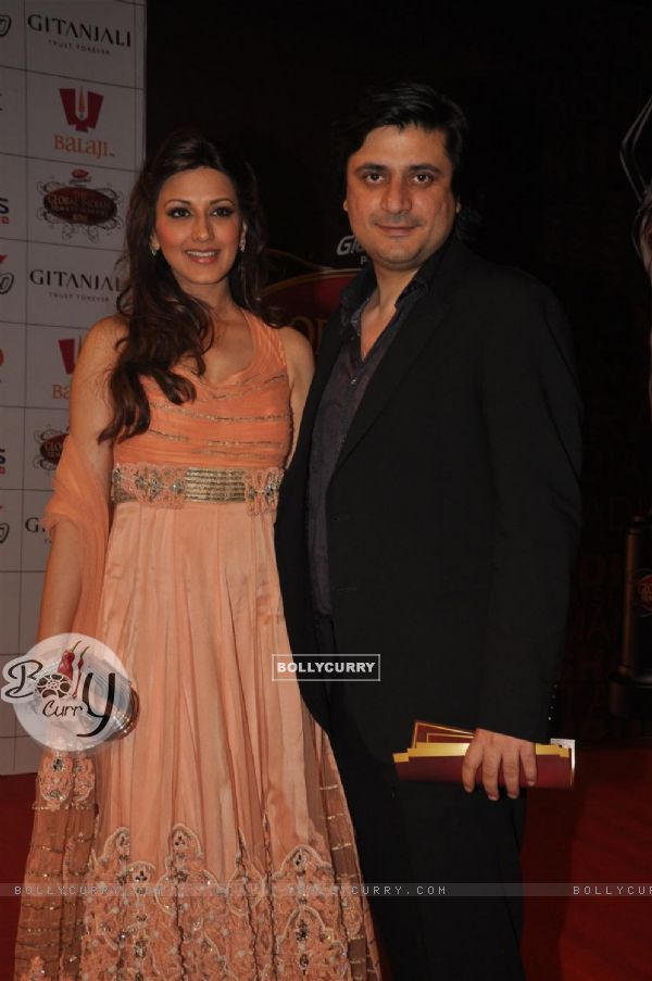 Sonali Bendre with husband Goldie Behl at Global Indian Film & TV Honours Awards 2012