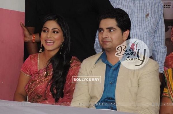 Karan Mehra and Hina Khan at Star parivaar awards 2012 tv show