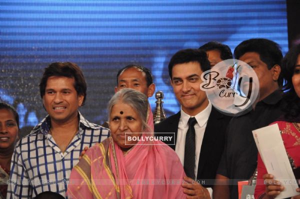 Sachin Tendulkar and Aamir Khan with Sindhutai Sakpal at CNN IBN Heroes Awards