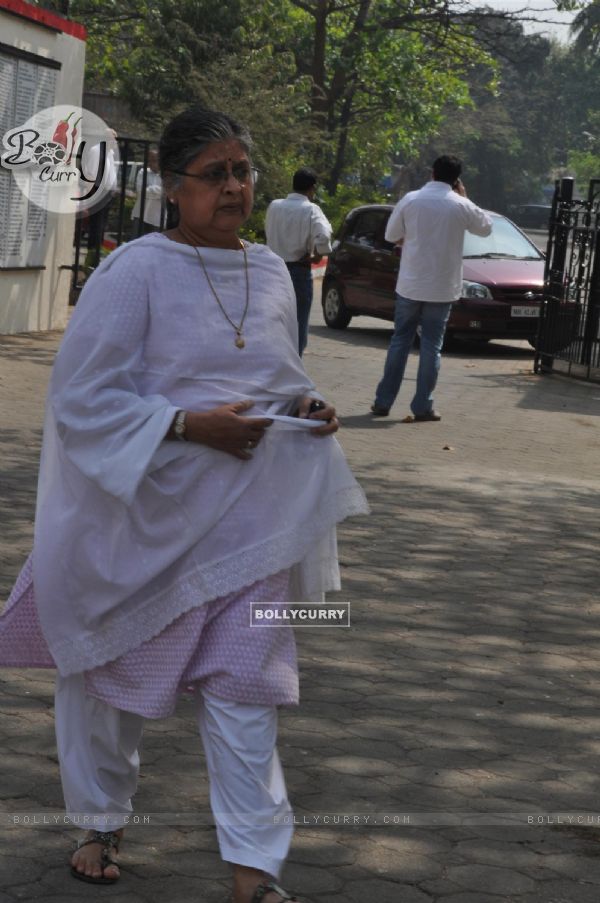 Shubha Arya at Mona Kapoor's funeral at Pawan Hans