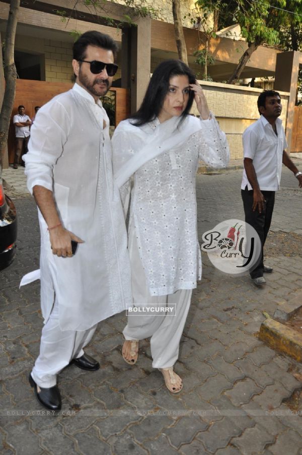 Sanjay Kapoor with Maheep at chautha of Mona Kapoor