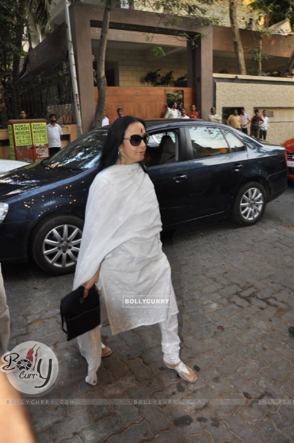 Ila Arun at chautha of Mona Kapoor
