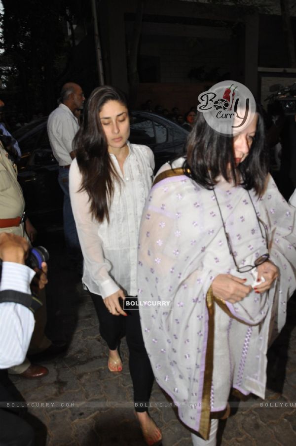 Kareena Kapoor and Babita at chautha of Mona Kapoor