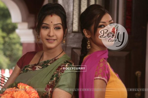 Debina Bonnerjee and Shilpa Shinde as Mayuri and Koel in Chidiya Ghar