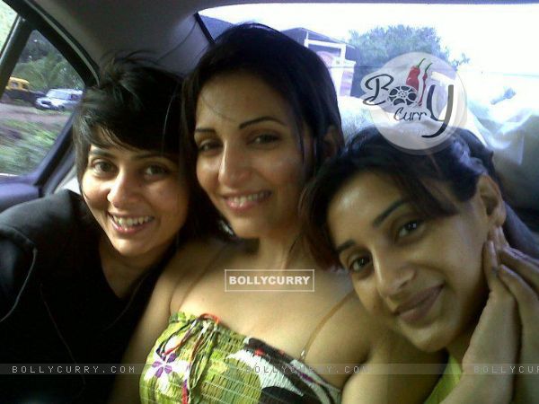 Rati Pandey with Navina bole & her friend Ashwini offscreen photo in mile jab hum tum show