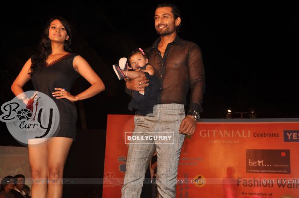 Indraneil Sengupta & Barkha Bist with their baby at GR8! Fashion Walk for the Cause Beti