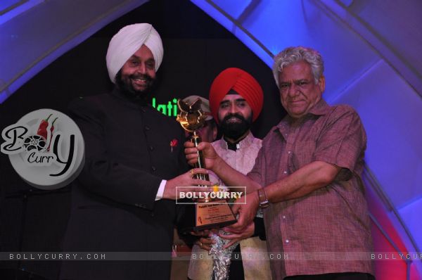 Charan Singh Sapra and Om Puri at Punjabi Icon Awards