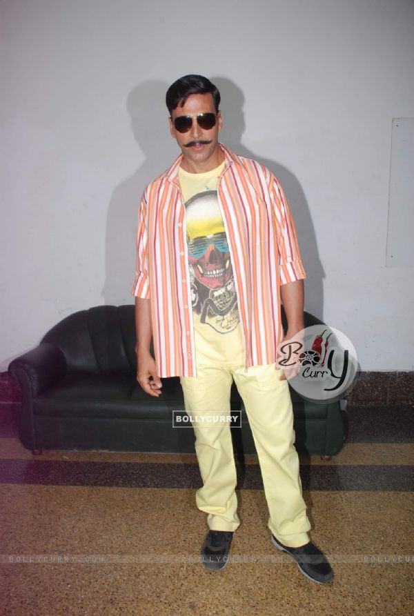 Akshay Kumar on the sets of Dance India Dance to promote Rowdy Rathore