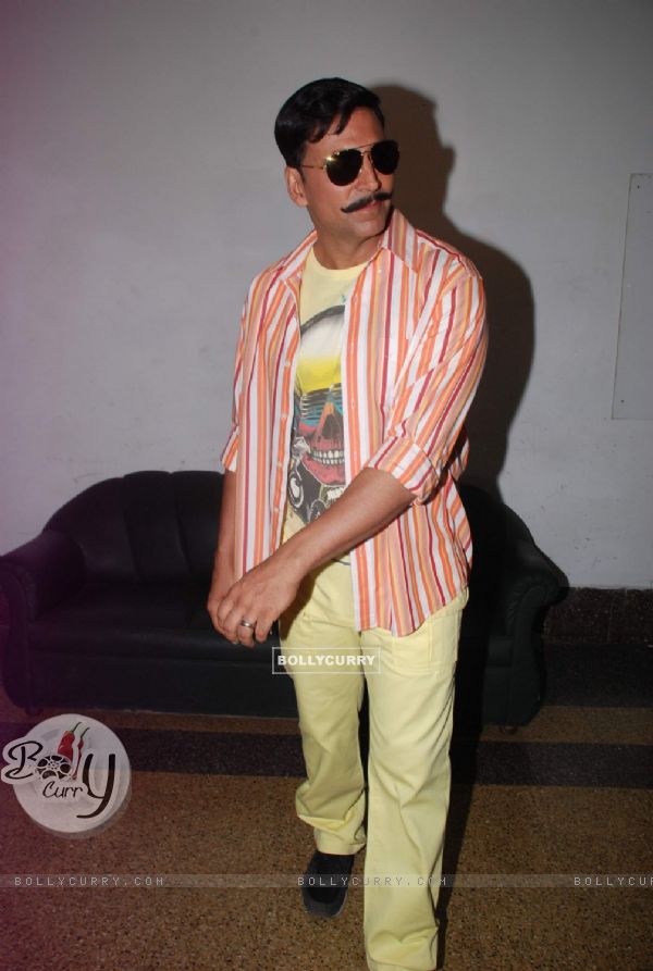 Akshay Kumar on the sets of Dance India Dance to promote Rowdy Rathore (192666)