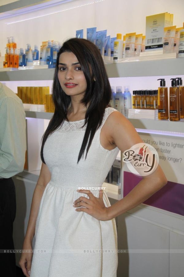 Prachi Desai launches Neutrogena's products