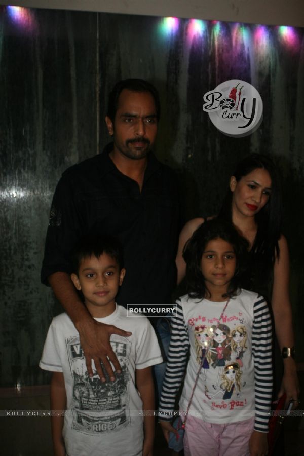 Vishwajeet Pradhan with wife and kids at Golden Achiever Awards 2012
